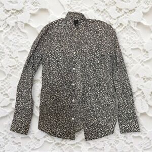 Classy Men’s Black and White Floral Button-Up Shirt